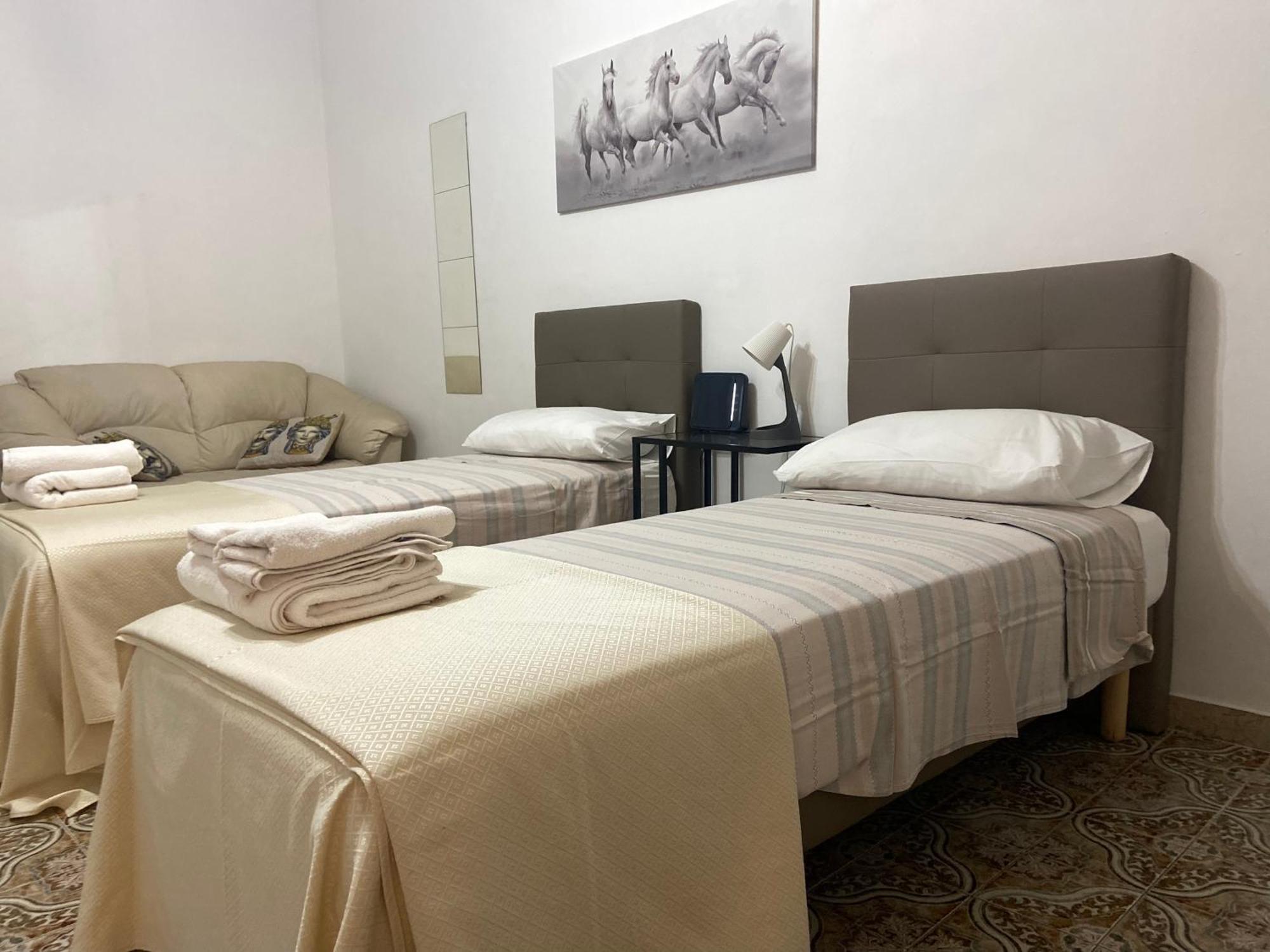 Casa Vacanza La Collegiata คาตาเนีย ภายนอก รูปภาพ
