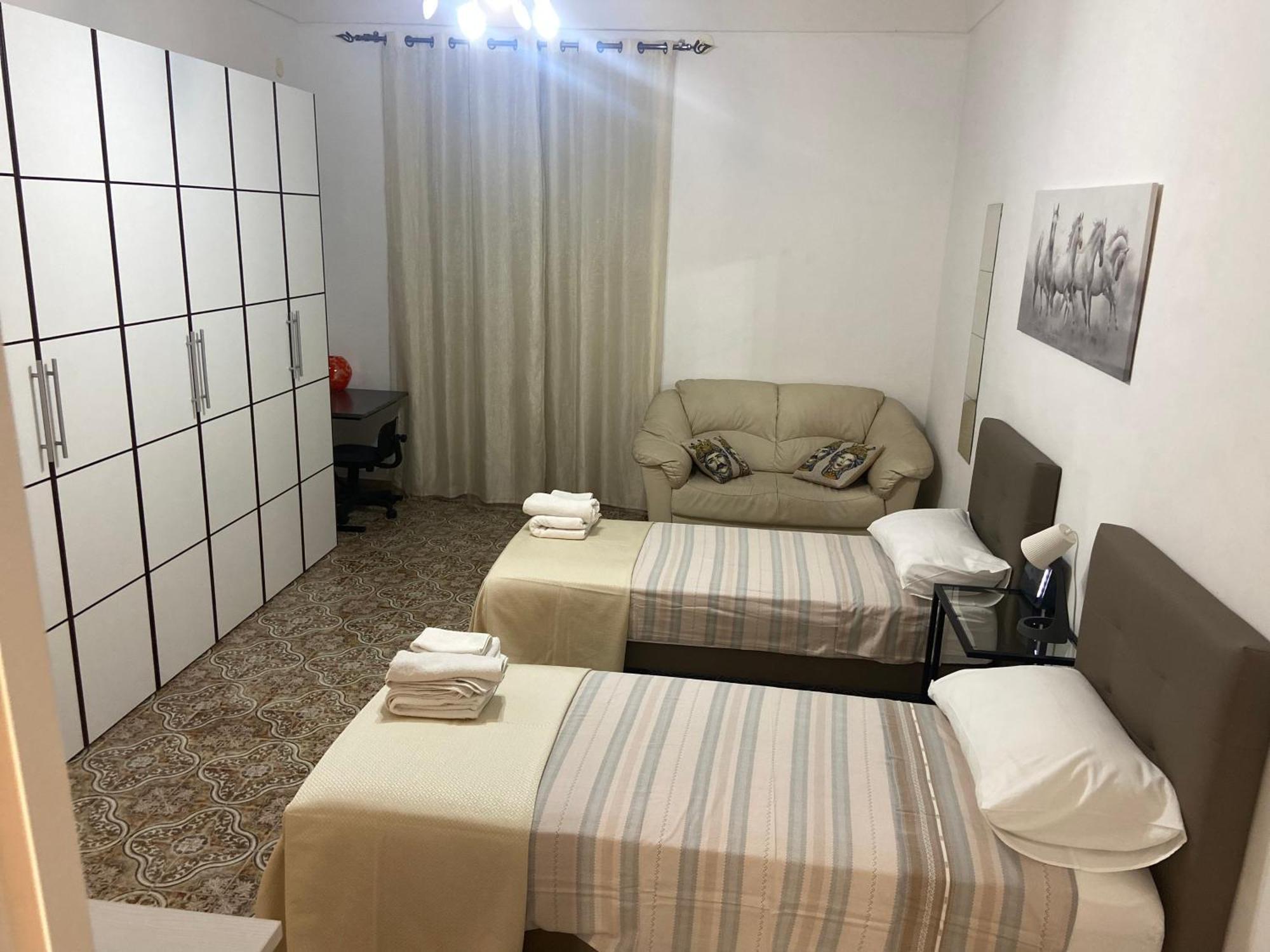 Casa Vacanza La Collegiata คาตาเนีย ภายนอก รูปภาพ